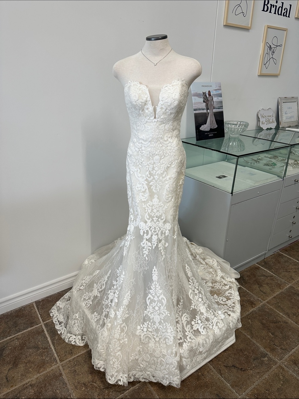 Strapless Lace Mermaid Wedding Dress in White